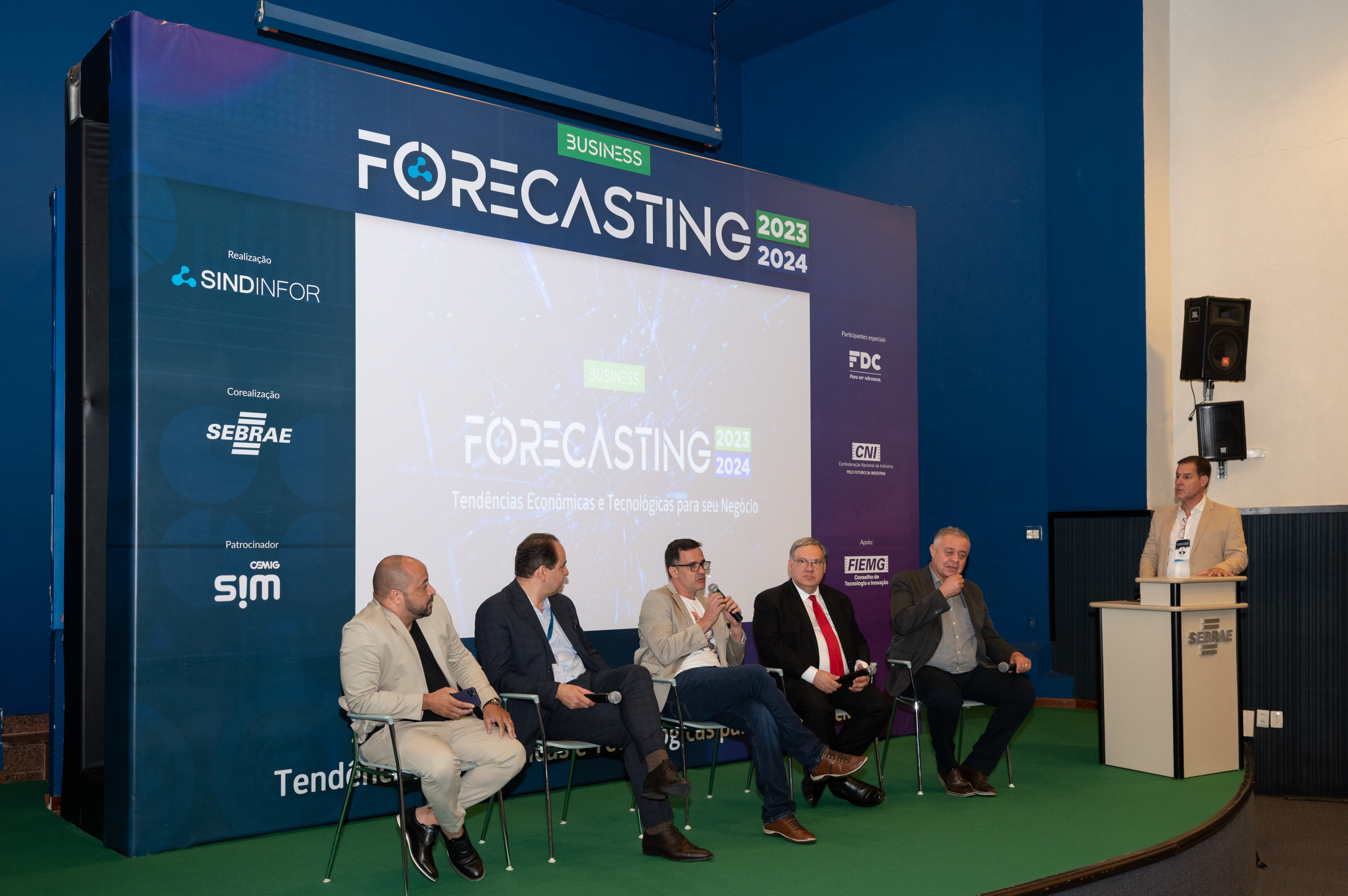 “FORECASTING 2023/24” reúne centenas de empresários e lideranças indústrias em um debate sobre cenários econômicos e tecnológicos